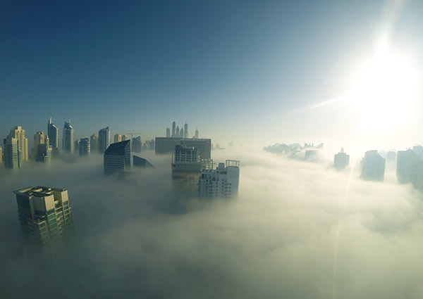 Wolkenkratzer über Smog in China.