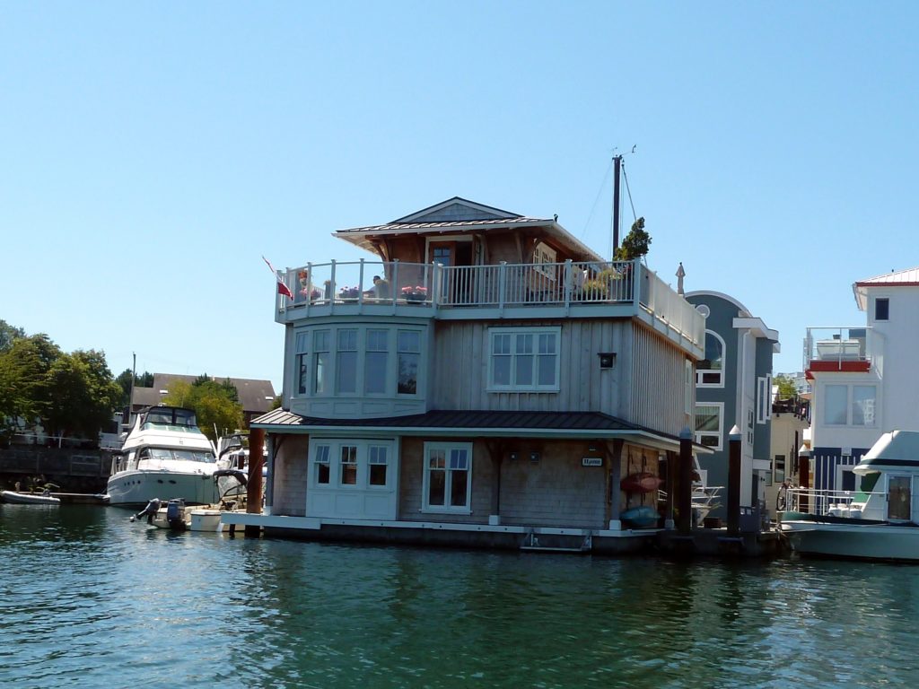 Richard Eriksson Floating house with a 360 degrees balcony - CC BY 2.0